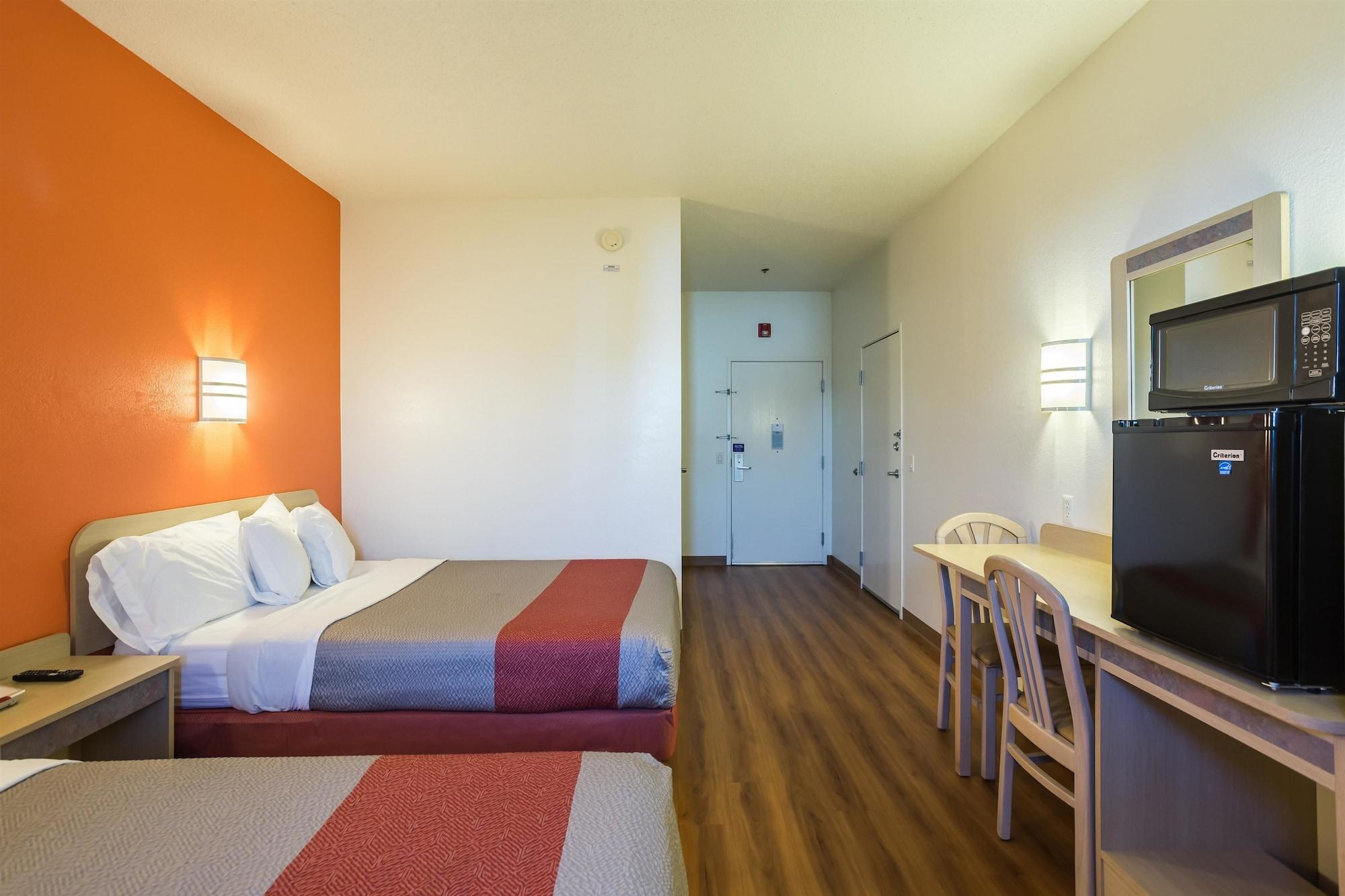Motel 6-Dale, In Exterior photo